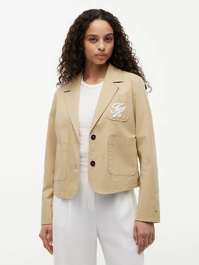 Blazer de sarga elástica con monograma en letra cursiva Blazer de sarga elástica con monograma en letra cursiva