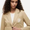 Blazer de sarga elástica con monograma en letra cursiva Blazer de sarga elástica con monograma en letra cursiva