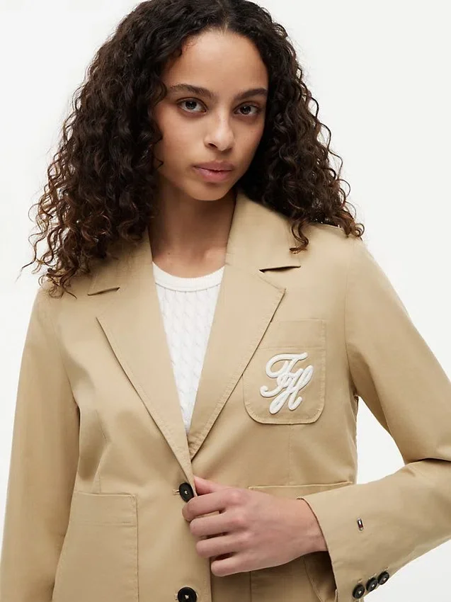 Blazer de sarga elástica con monograma en letra cursiva Blazer de sarga elástica con monograma en letra cursiva