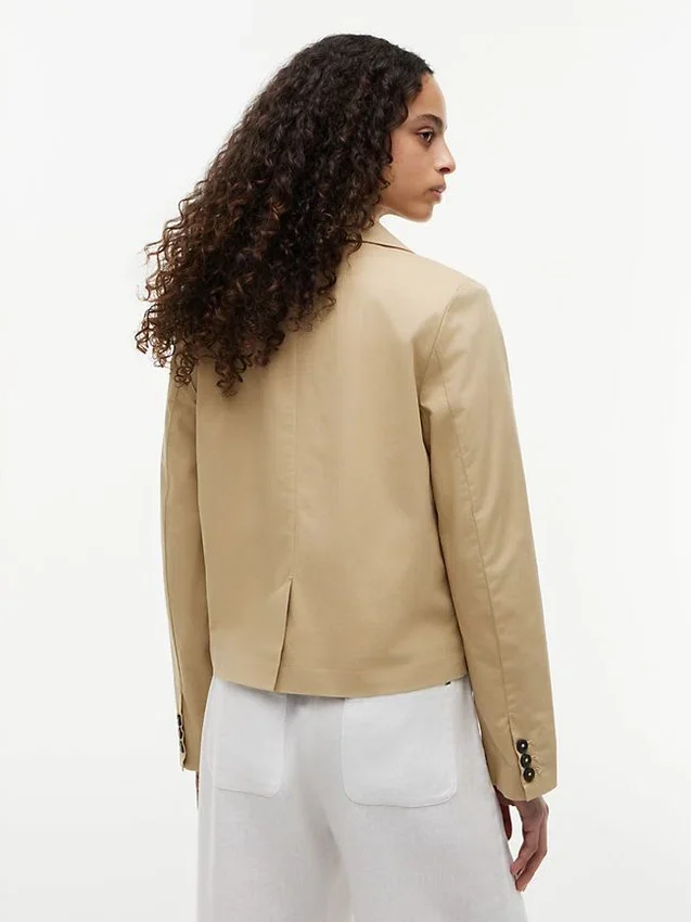 Blazer de sarga elástica con monograma en letra cursiva Blazer de sarga elástica con monograma en letra cursiva