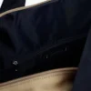 Bolsa de viaje con logotipo de rayas y bandera