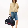 Bolsa de viaje con logotipo de rayas y bandera