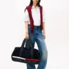 Bolsa de viaje con logotipo de rayas y bandera