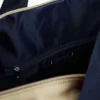 Bolsa de viaje con logotipo de rayas y bandera