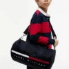 Bolsa de viaje con logotipo y rayas de bandera para niños