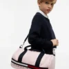 Bolsa de viaje con logotipo y rayas de bandera para niños