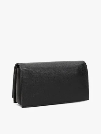 Bolso bandolera con cadena y cierre con monograma