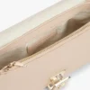 Bolso bandolera con cadena y cierre con monograma