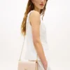 Bolso bandolera con cadena y cierre con monograma