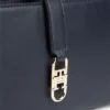 Bolso bandolera con cadena y monograma pulido Bolso bandolera con cadena y monograma pulido