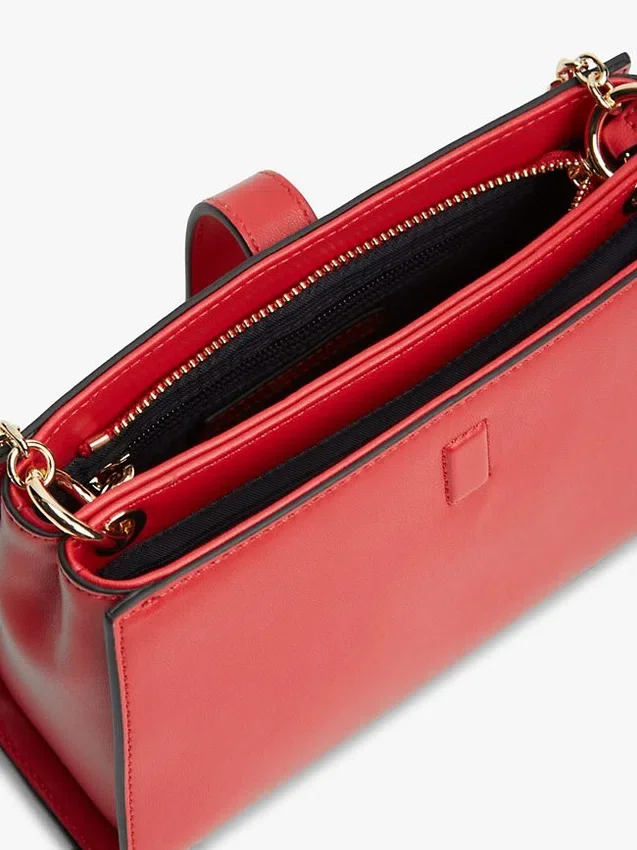 Bolso bandolera con cadena y monograma pulido Bolso bandolera con cadena y monograma pulido