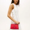 Bolso bandolera con cadena y monograma pulido Bolso bandolera con cadena y monograma pulido