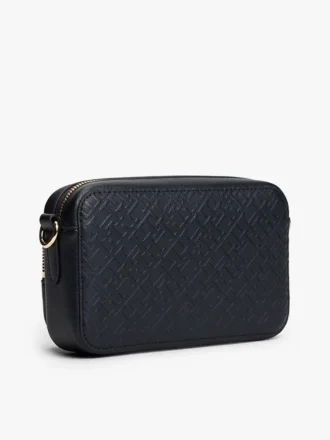 Bolso bandolera con monograma en relieve