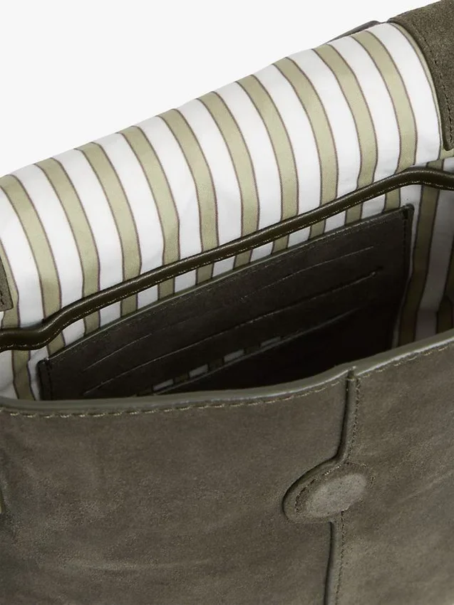 Bolso bandolera con solapa de ante Bolso bandolera con solapa de ante