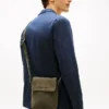 Bolso bandolera con solapa de ante Bolso bandolera con solapa de ante