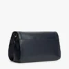 Bolso bandolera con solapa y acabado granulado Bolso bandolera con solapa y acabado granulado
