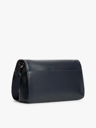 Bolso bandolera con solapa y acabado granulado