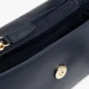 Bolso bandolera con solapa y acabado granulado Bolso bandolera con solapa y acabado granulado