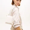 Bolso bandolera con solapa y cierre de monograma Bolso bandolera con solapa y cierre de monograma