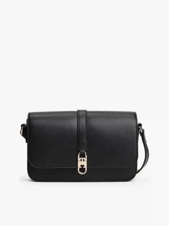 Bolso bandolera con solapa y monograma pulido