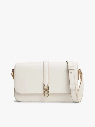 Bolso bandolera con solapa y monograma pulido