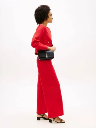 Bolso bandolera con solapa y monograma pulido