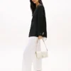 Bolso bandolera con solapa y monograma pulido Bolso bandolera con solapa y monograma pulido