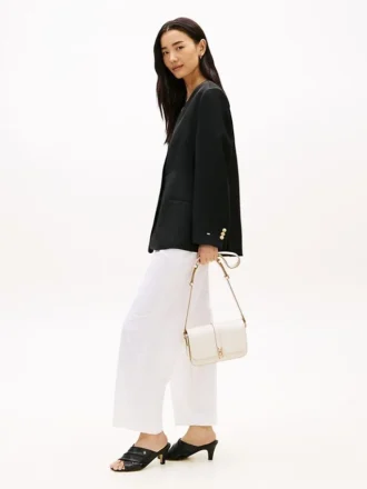 Bolso bandolera con solapa y monograma pulido