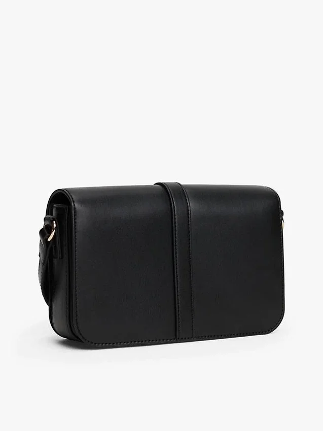 Bolso bandolera con solapa y monograma pulido Bolso bandolera con solapa y monograma pulido