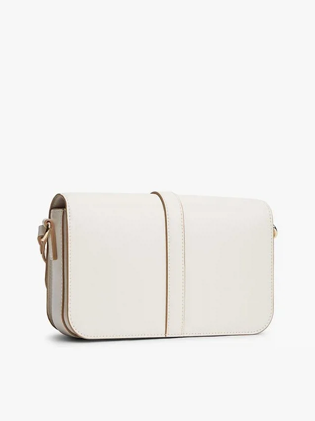 Bolso bandolera con solapa y monograma pulido Bolso bandolera con solapa y monograma pulido
