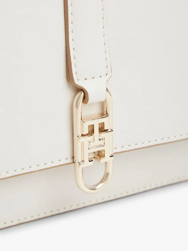 Bolso bandolera con solapa y monograma pulido Bolso bandolera con solapa y monograma pulido
