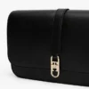 Bolso bandolera con solapa y monograma pulido Bolso bandolera con solapa y monograma pulido