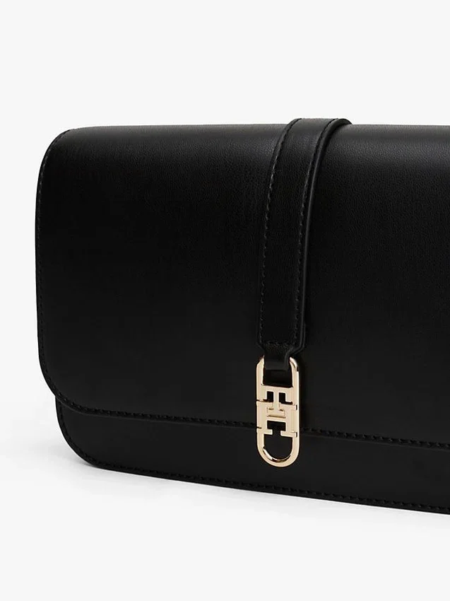 Bolso bandolera con solapa y monograma pulido Bolso bandolera con solapa y monograma pulido