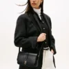 Bolso bandolera con solapa y monograma pulido Bolso bandolera con solapa y monograma pulido