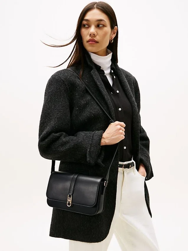Bolso bandolera con solapa y monograma pulido Bolso bandolera con solapa y monograma pulido