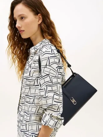 Bolso de hombro con monograma pulido