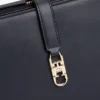 Bolso de hombro con monograma pulido Bolso de hombro con monograma pulido