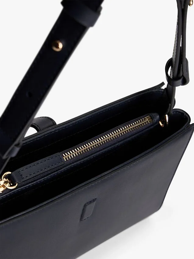 Bolso de hombro con monograma pulido Bolso de hombro con monograma pulido