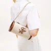 Bolso de lino con monograma y asa de cadena Bolso de lino con monograma y asa de cadena