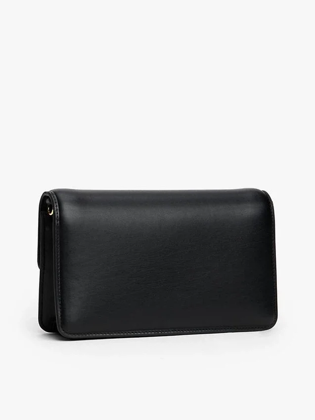 Bolso de mano con solapa granulada y cierre con monograma Bolso de mano con solapa granulada y cierre con monograma