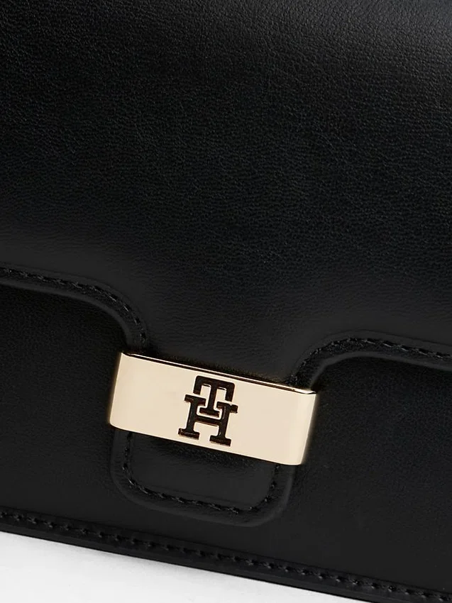 Bolso de mano con solapa granulada y cierre con monograma Bolso de mano con solapa granulada y cierre con monograma