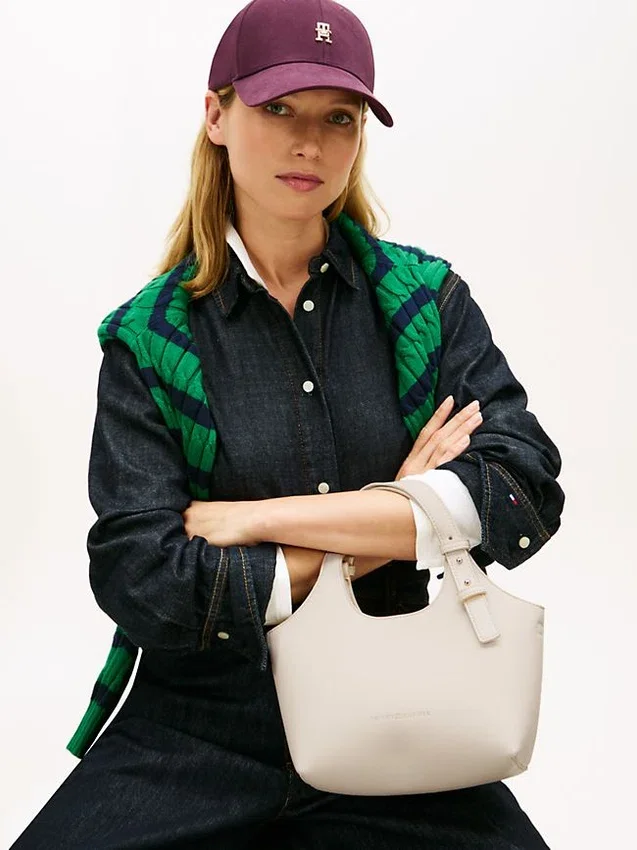 Bolso mini tote con logo metalizado y textura granulada Bolso mini tote con logo metalizado y textura granulada