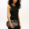 Bolso mini tote de cuero con macramé
