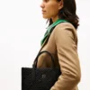 Bolso mini tote de nailon con monograma y pespuntes Bolso mini tote de nailon con monograma y pespuntes
