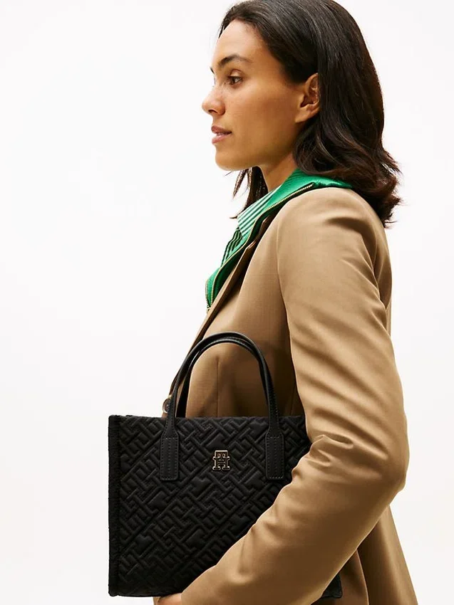 Bolso mini tote de nailon con monograma y pespuntes Bolso mini tote de nailon con monograma y pespuntes