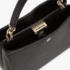 Bolso satchel mediano con cierre monograma Bolso satchel mediano con cierre monograma