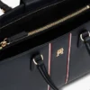 Bolso tipo cartera con rayas emblemáticas