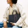 Bolso tipo cartera con rayas emblemáticas