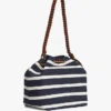Bolso tipo cubo con rayas bretonas y monograma en letra cursiva