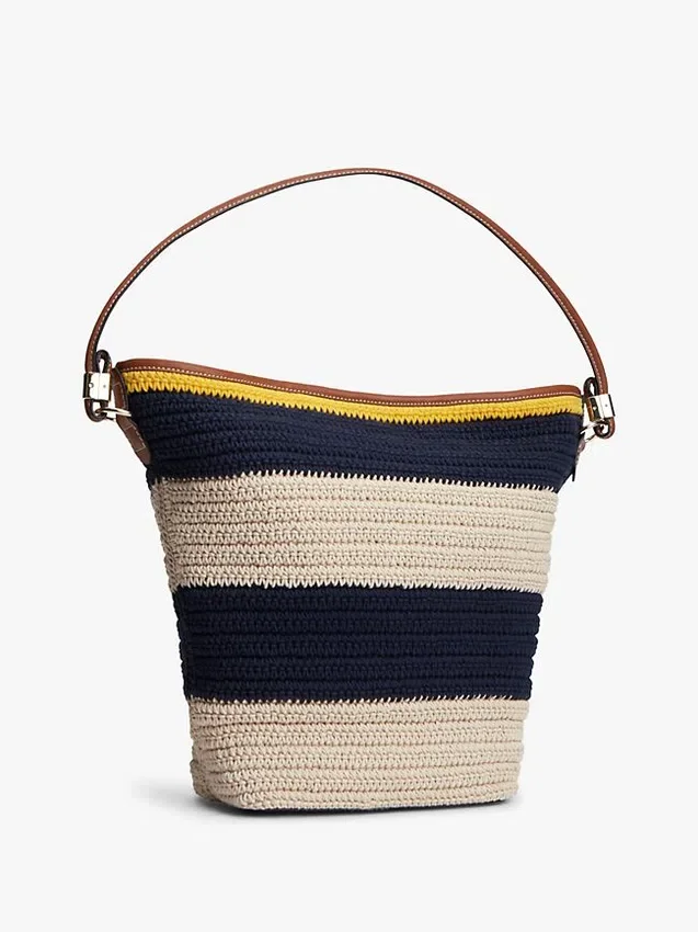 Bolso tipo cubo de ganchillo con rayas náuticas Bolso tipo cubo de ganchillo con rayas náuticas